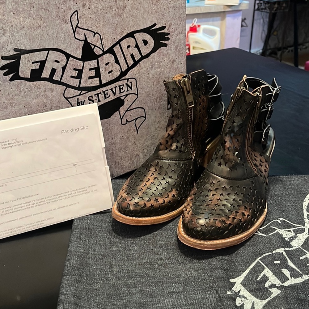 FREEBIRDS by STEVEN🦅🦅”Dahlias”EUC WITH RECEIPT Size 10 Heel 2.5 FREE SHIPPING